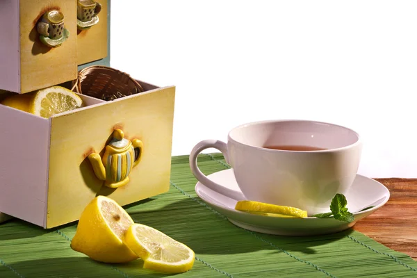 Taza de té y armario con limón —  Fotos de Stock