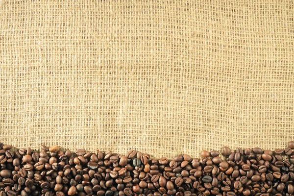 Antiguo fondo de arpillera y granos de café — Foto de Stock