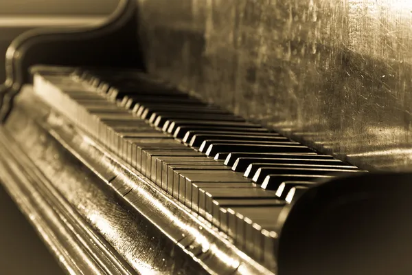 Antieke piano en sepia toned — Stockfoto