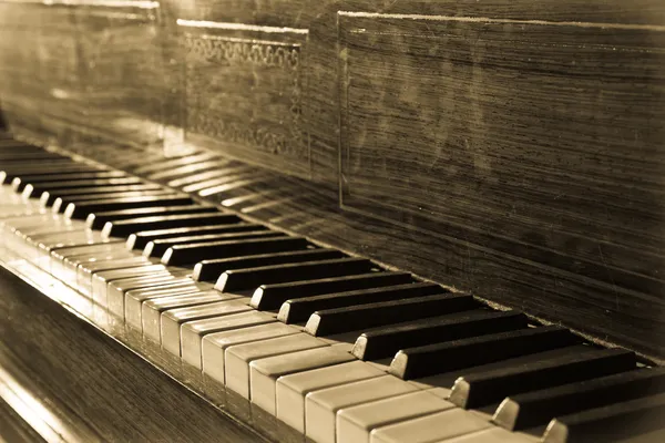 Vintage piano in old fashioned toned — Stock Photo, Image