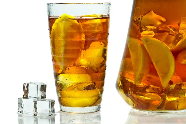 Bebida fría con limón y hielo —  Fotos de Stock