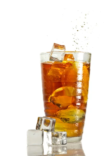 Herbaty lód z rozchlapać szkło — Zdjęcie stockowe