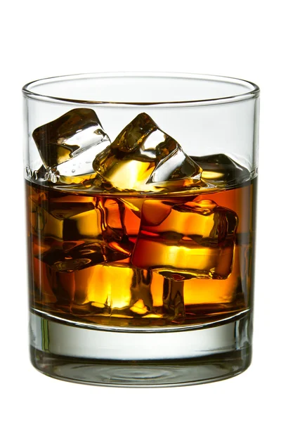 Whisky met ijsblokjes in glas Stockfoto