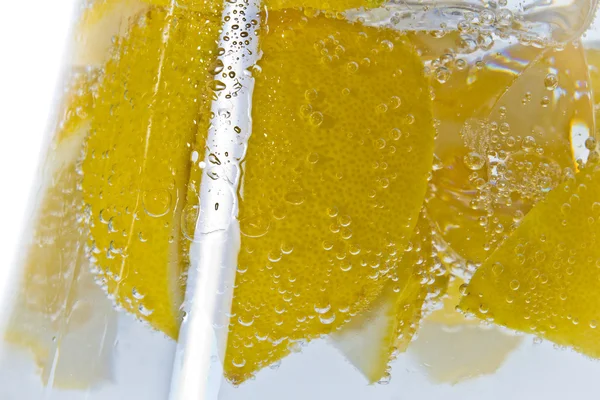 Zbliżenie cytryny pić z lodem w szkle — Zdjęcie stockowe