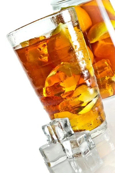 Ledový čaj ve skle s kostkami — Stock fotografie