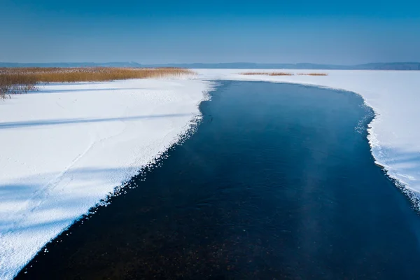 Mavi gökyüzü ve göl güneş doğarken kış — Stok fotoğraf