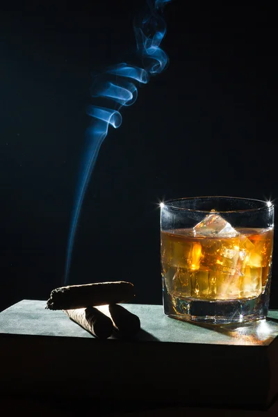 Strano fumo blu che sale da sigaro e whisky in vetro — Foto Stock