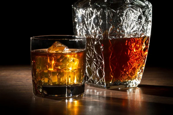 Carafer 和玻璃与冰与威士忌酒 — 图库照片