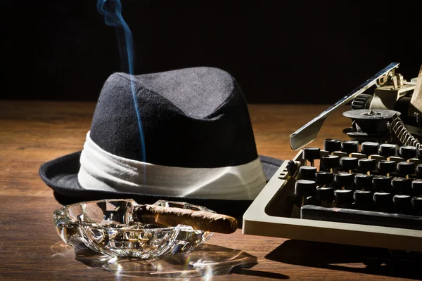 Viejo manual máquina de escribir cigarro y sombrero — Foto de Stock