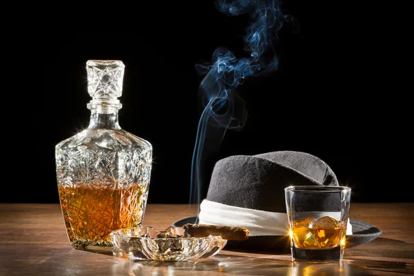 Kapelusz retro, palenie cygar i whisky na skale — Zdjęcie stockowe