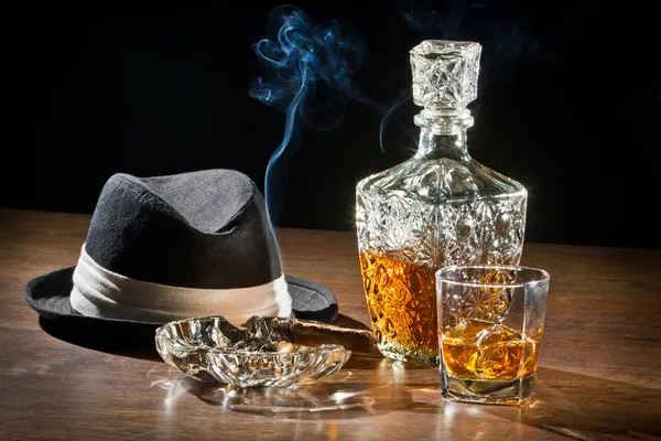 Escena retro, sombrero, cigarro ahumado y whisky con jarra —  Fotos de Stock