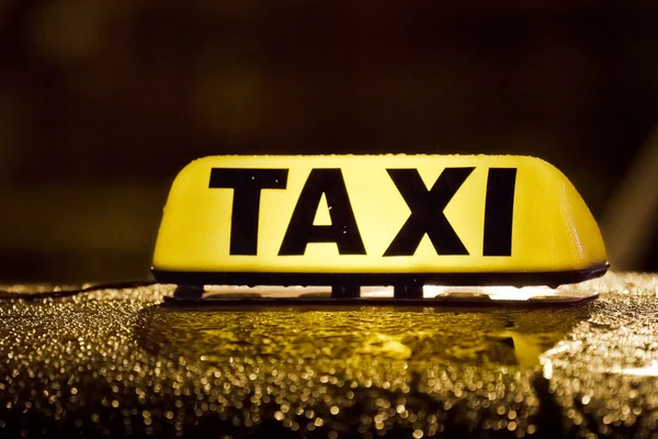 Taxi znakem v deštivý den — Stock fotografie