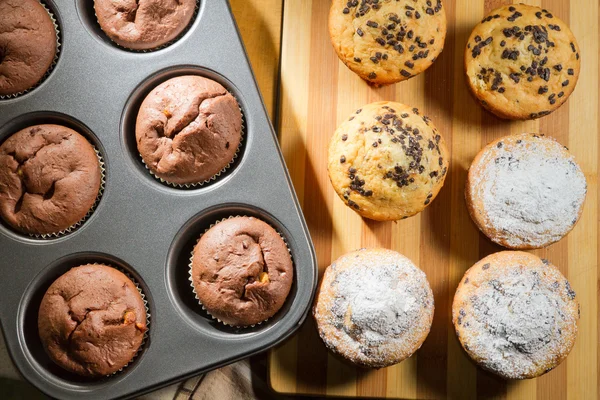 Verschillende muffin en bakplaat — Stockfoto