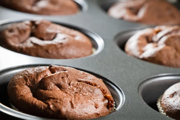 Closeup chocolade muffin in baksel lade — Stockfoto