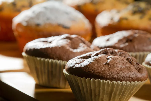 Różne muffin na desce — Zdjęcie stockowe