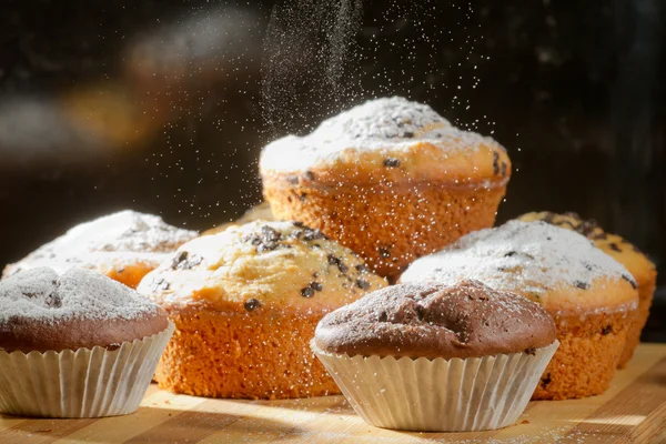 Caída de azúcar de echador en el muffin de vainilla —  Fotos de Stock