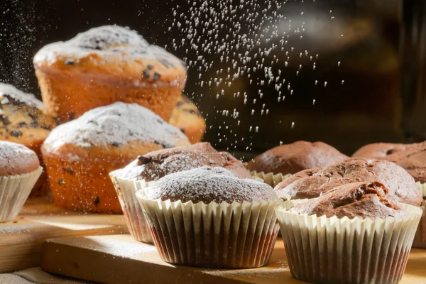 Vallende basterdsuiker op chocolade muffin — Stockfoto