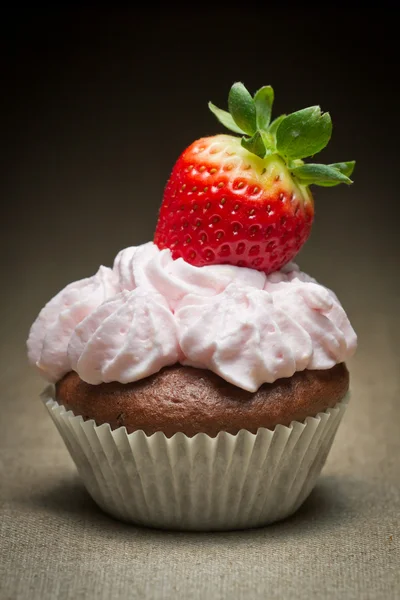 Muffins med jordgubbar och söt grädde — Stockfoto
