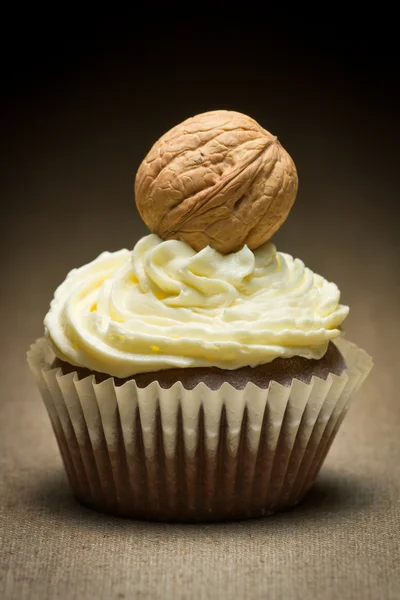 Bruin muffin met vanille-crème en grote walnoot — Stockfoto
