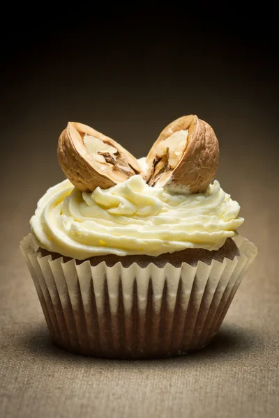Schokoladenmuffin und Vanillecreme mit Walnüssen — Stockfoto