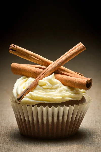 Muffin mit Zimtrinde und Vanillecreme — Stockfoto