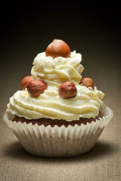 Muffin with vanilla cream and hazelnut — Stock Photo, Image