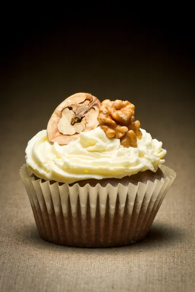 Muffin en vanille-crème met walnoot — Stockfoto