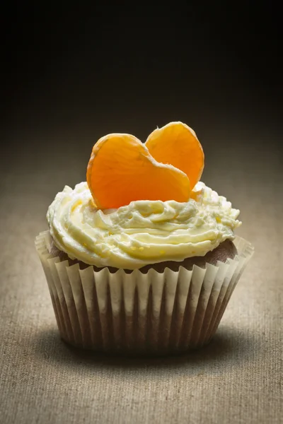 Schokoladenmuffin mit Mandarine und Sahne — Stockfoto