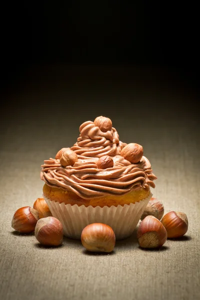 Muffin met hazelnoten en chocolade crème — Stockfoto