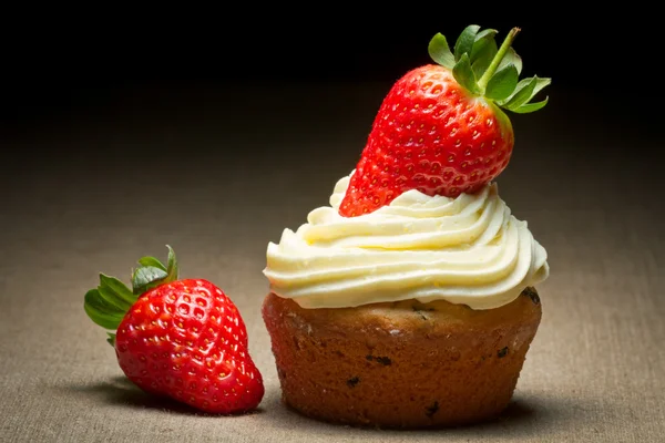 Duże muffin z słodkie truskawki i śmietana — Zdjęcie stockowe