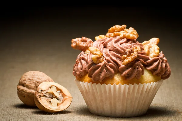 Muffin met chocolade crème en walnoten — Stockfoto