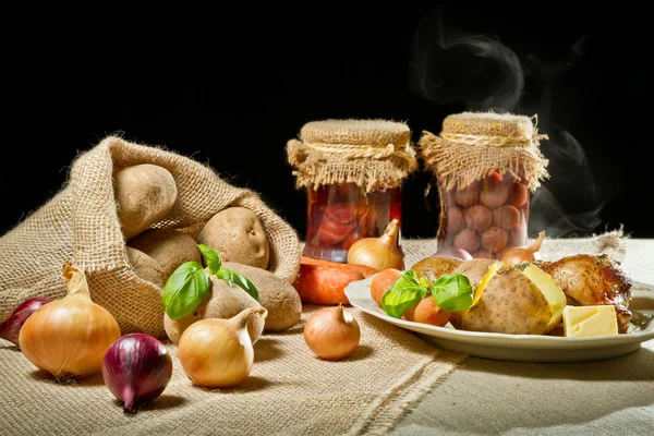 Batatas de casacos e farinha torrada como conceito de refeição rural — Fotografia de Stock
