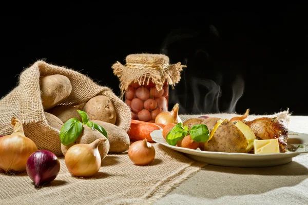 Frango assado com batatas de jaqueta servem em uma chapa — Fotografia de Stock