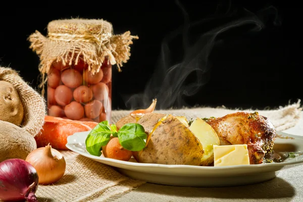 Batatas e frango assado servem com legumes — Fotografia de Stock