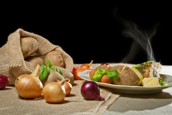 Peito de frango assado com batatas jaqueta — Fotografia de Stock