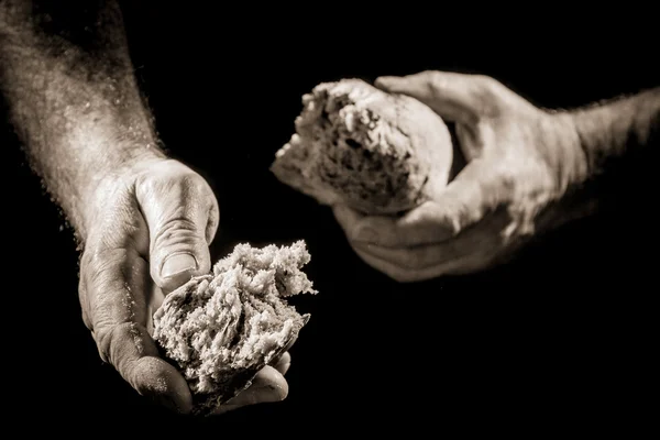 Ludzką ręką, dzielenie się jedzeniem — Zdjęcie stockowe