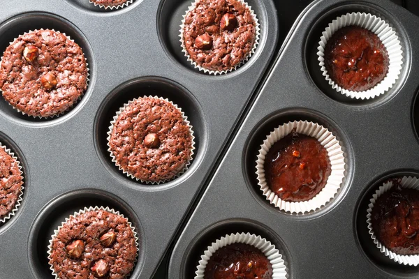 Před a po upečení čokoládové muffiny v zásobníku — Stock fotografie