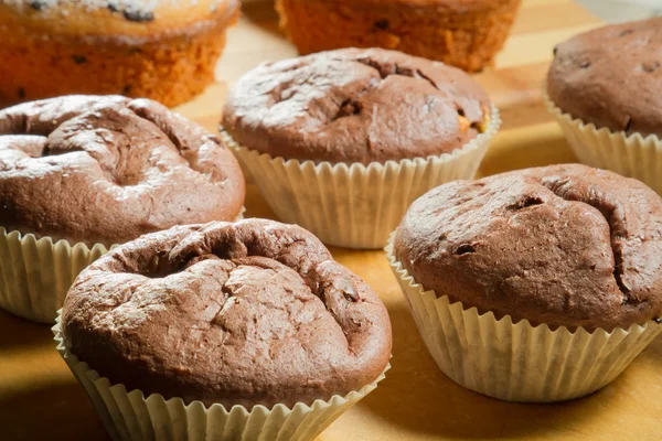 Närbild olika muffin på träskiva — Stockfoto