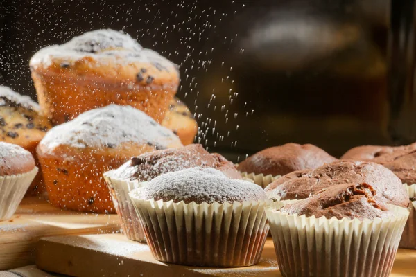 Vallende zoete suiker op chocolade muffins — Stockfoto