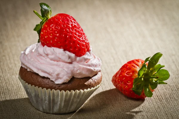 Choklad muffin med jordgubbar och söt grädde — Stockfoto