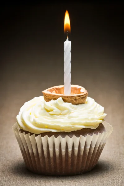 Nahaufnahme Muffin mit Kerze in Nussschale — Stockfoto