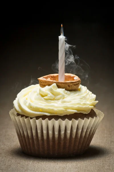 Zdmuchnąć świeczki na muffin czekoladowy z kremem waniliowym — Zdjęcie stockowe