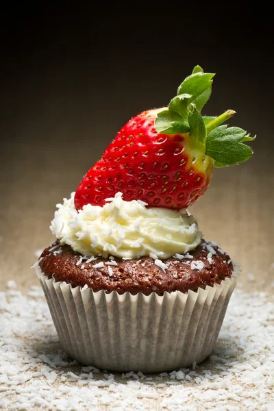 Schokoladenmuffin mit Erdbeere und Kokosnuss — Stockfoto