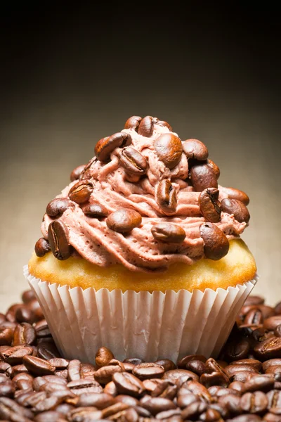 Muffin with chocolate cream and coffee beans — Stock Photo, Image