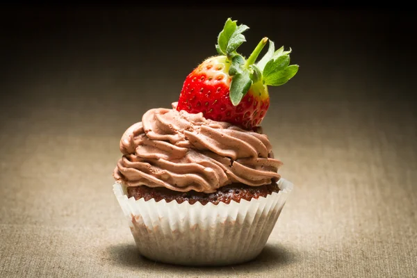 Muffin de chocolate com creme de morango e noz — Fotografia de Stock