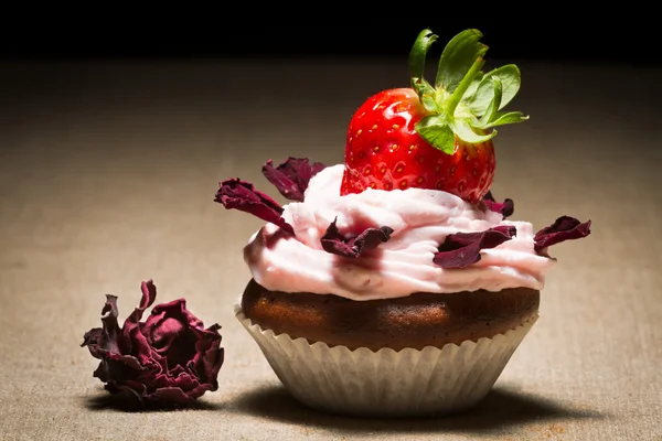 Muffin mit Erdbeere und Blütenblättern Rose — Stockfoto