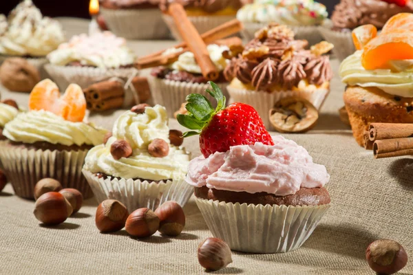 Muffins de close-up com creme, frutas e nozes — Fotografia de Stock