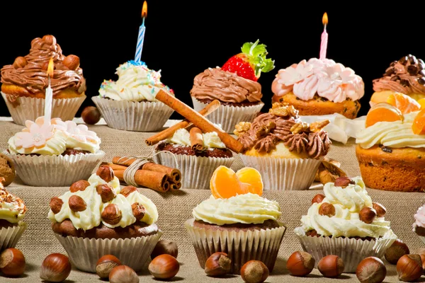 Γενέθλια muffins με κρέμα, φρούτα και ξηροί καρποί — Φωτογραφία Αρχείου