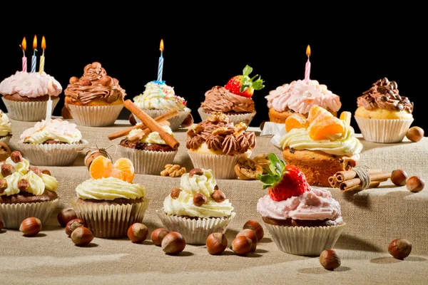 Γενέθλια muffins με κρέμα γάλακτος και καρύδια — Φωτογραφία Αρχείου