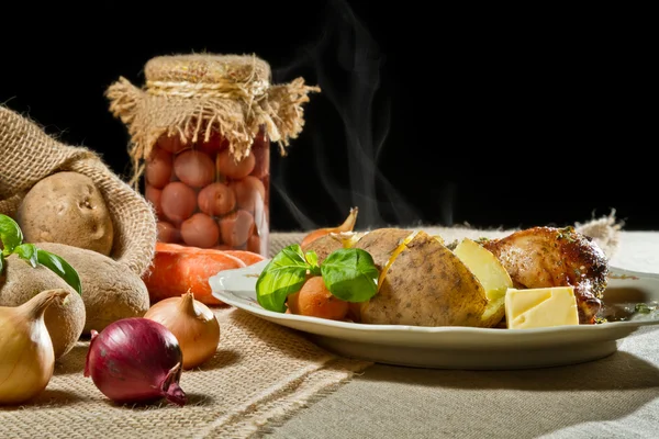 Batatas, legumes e frango assado — Fotografia de Stock